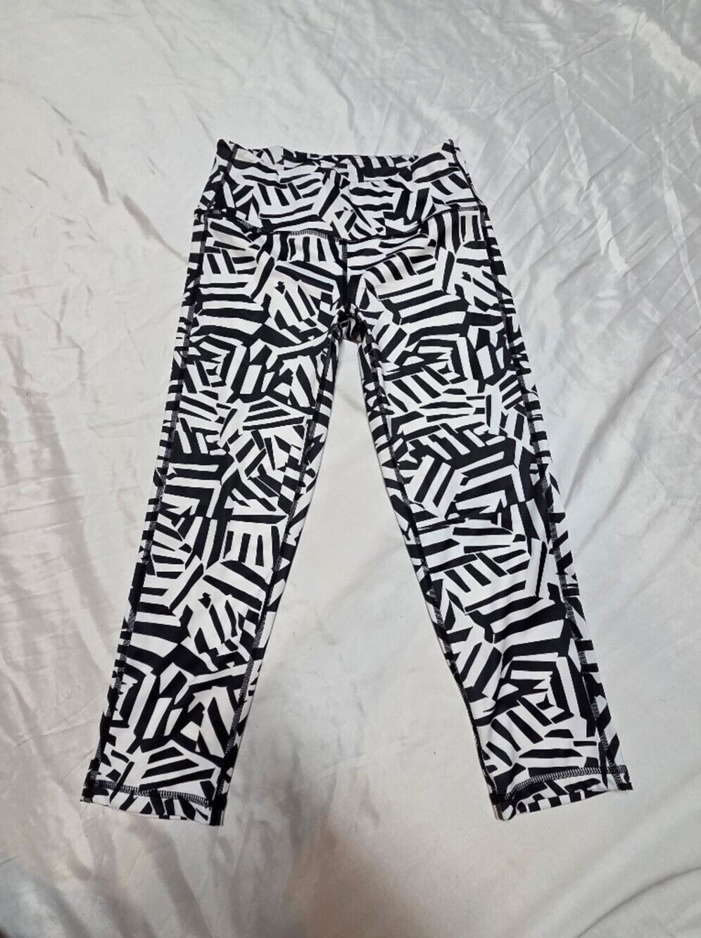 Black & White Geometric Leggings - Women's Activewear